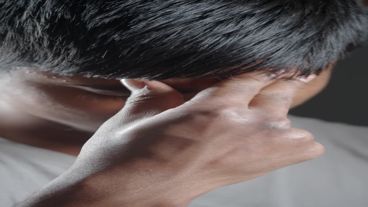 un joven que experimenta angustia