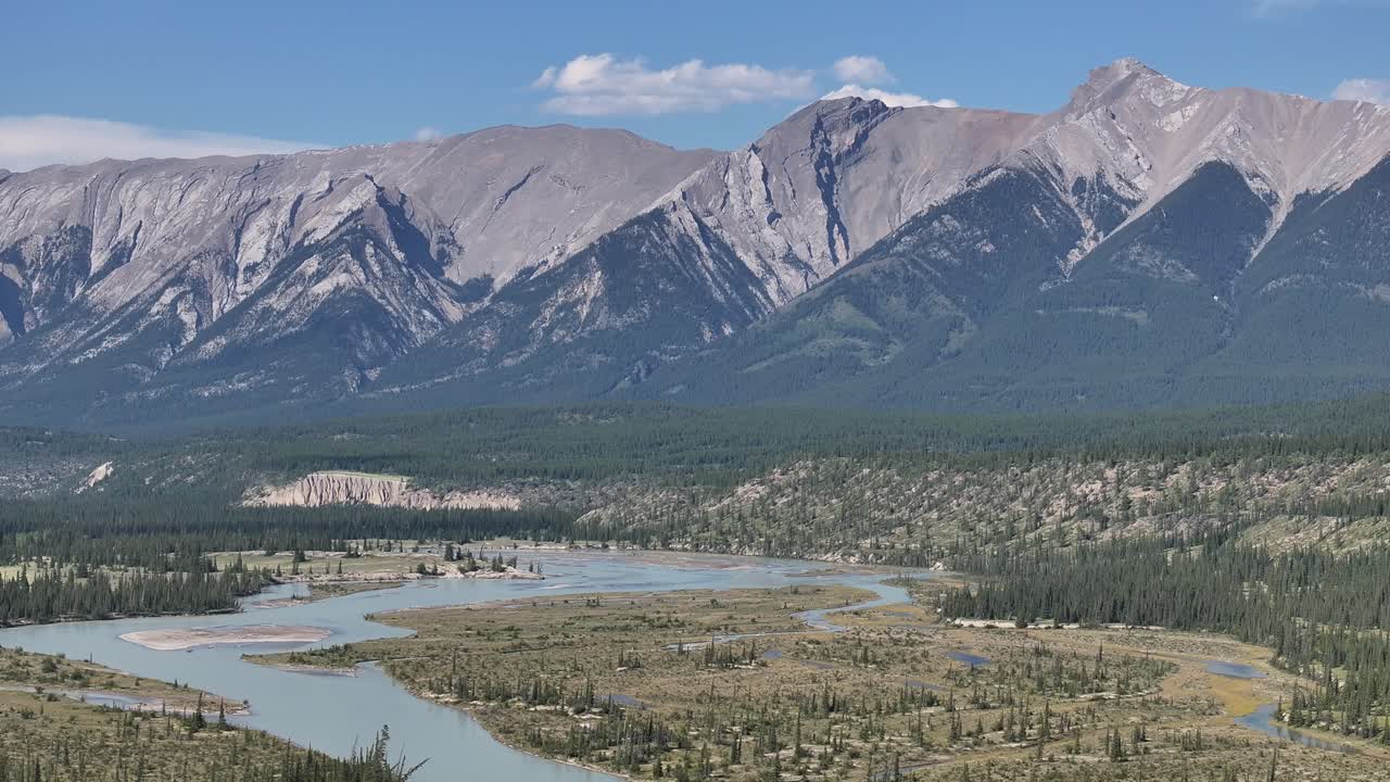 vista de drones del río saskatchewan del norte a medida que atraviesa la reserva ecológica de las llanuras de kootenay y mt.