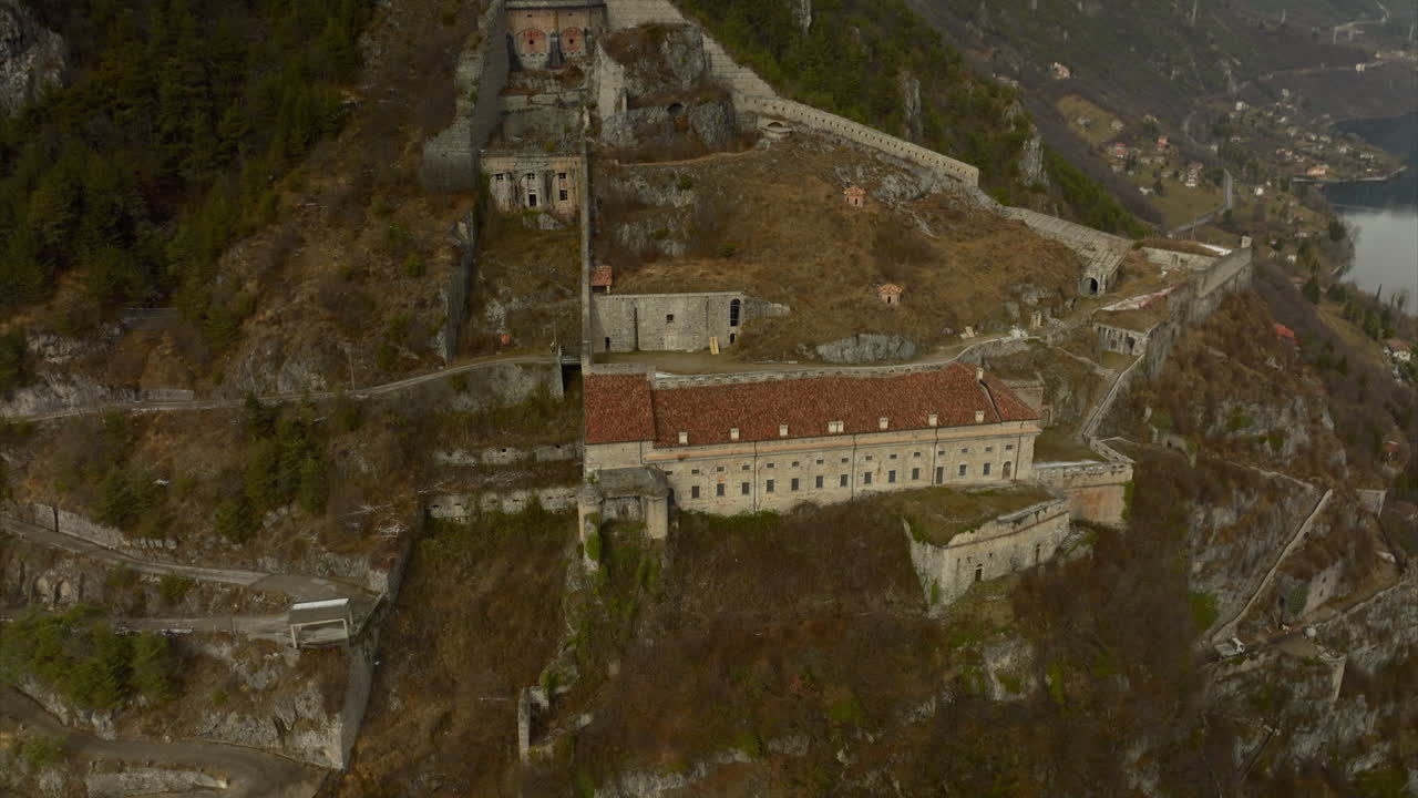 rocca d'anfo es una fortificación militar histórica en anfo adyacente al lago idro