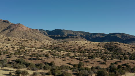 Vista-Aérea-Baja-Moviéndose-Horizontalmente-A-Través-Del-árido-Paisaje-Desértico,-4k