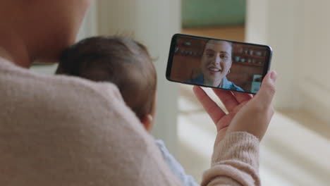 Feliz-Madre-Y-Bebé-Teniendo-Video-Chat-Con-Su-Mejor-Amigo-Usando-Un-Teléfono-Inteligente-Saludando-A-La-Madre-Pequeña-Disfrutando-Compartiendo-El-Estilo-De-Vida-De-La-Maternidad-En-El-Teléfono-Móvil