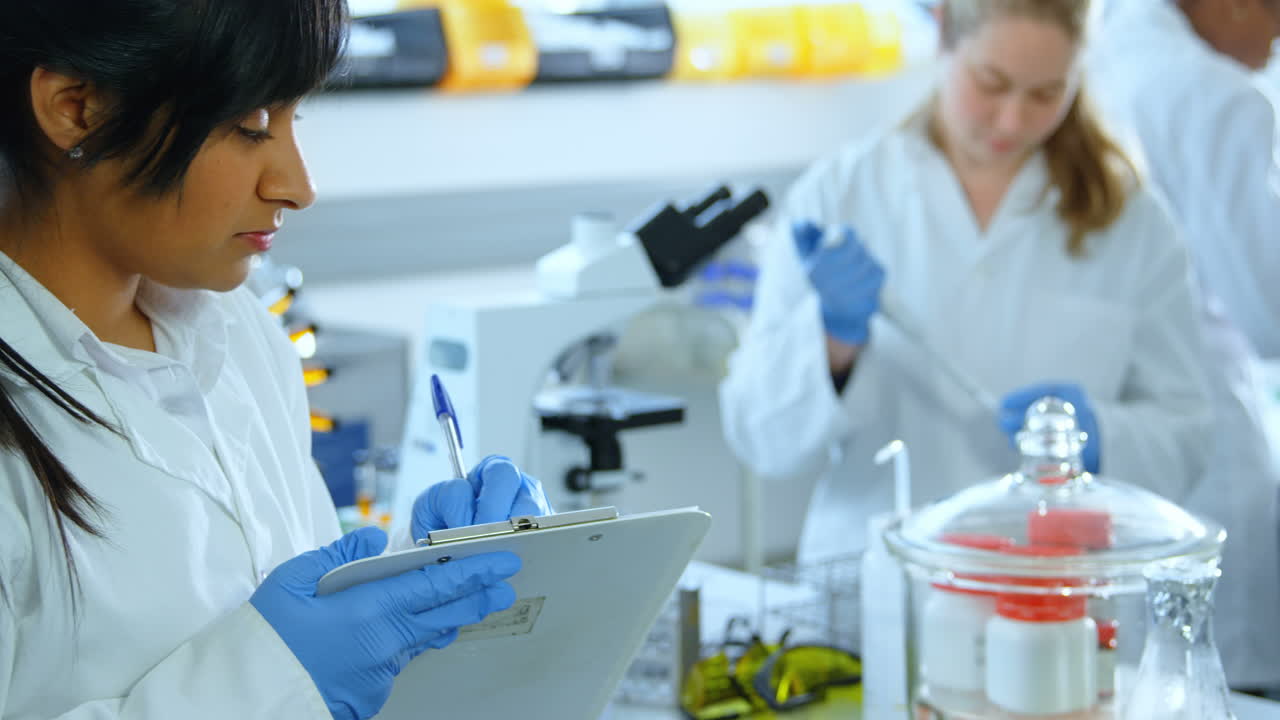 equipo de científicos experimentando juntos 4k