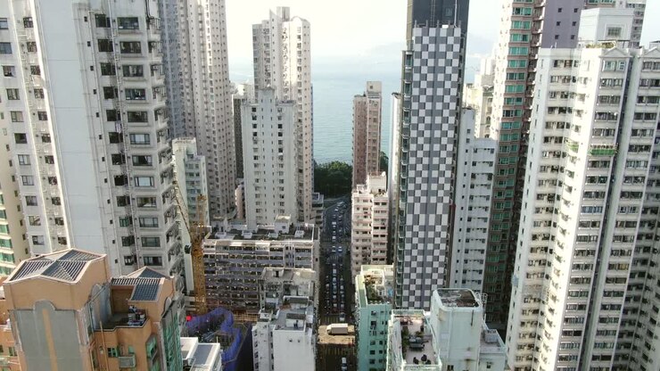 Grandes edifícios residenciais e trânsito no centro de Hong Kong, Vista aérea