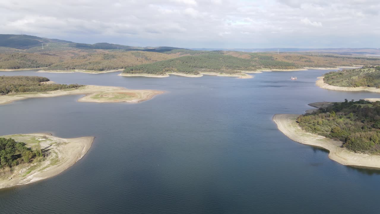 природное озеро воздушный дрон