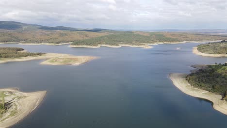 dron aéreo de lago natural