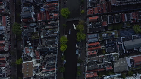 Vista-Aérea-De-Pájaros-Del-Barrio-De-Amsterdam-Y-El-Canal-Con-Barcos,-Vista-Aérea-De-Drones