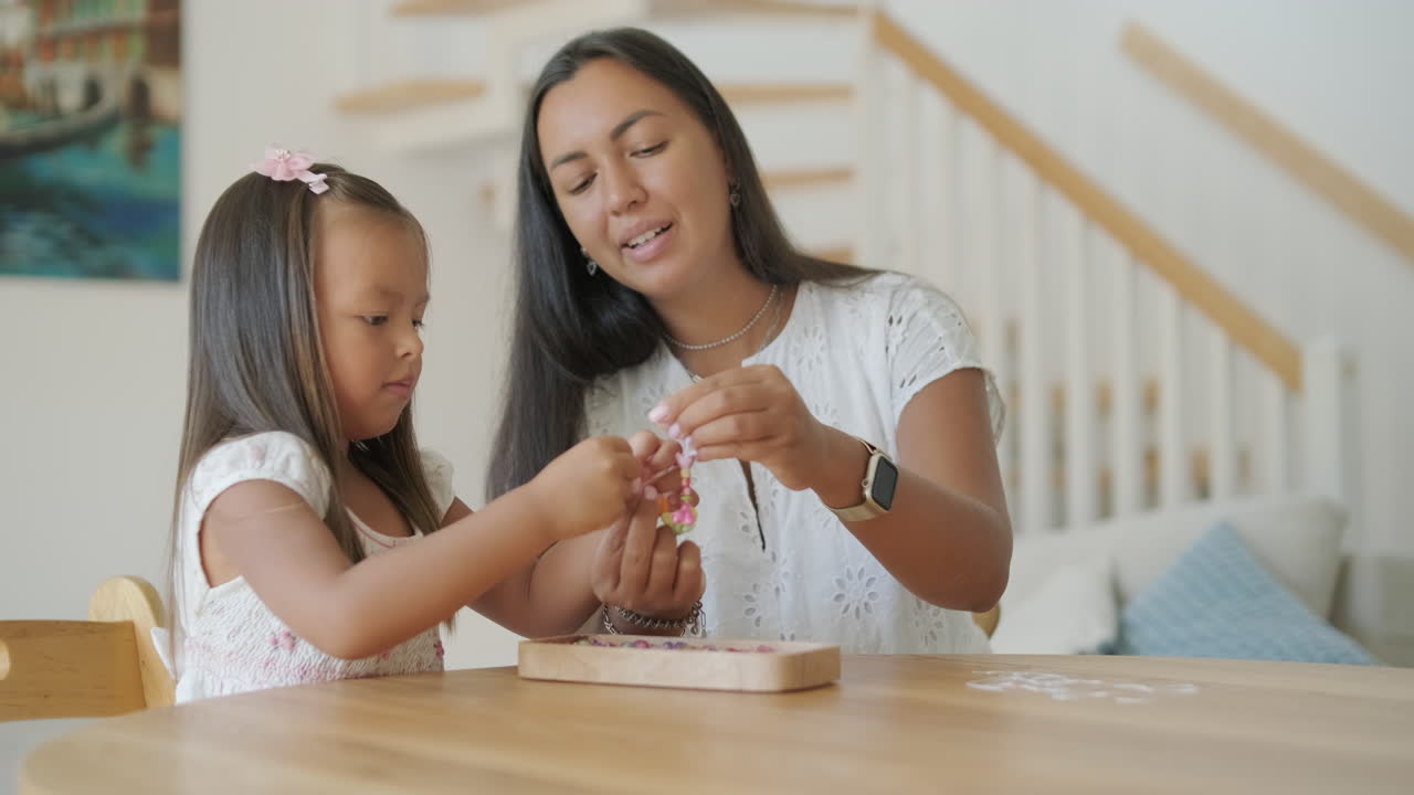 madre e hija haciendo joyas juntas