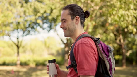 naturaleza, caminar y el hombre caminando en un parque para fresco