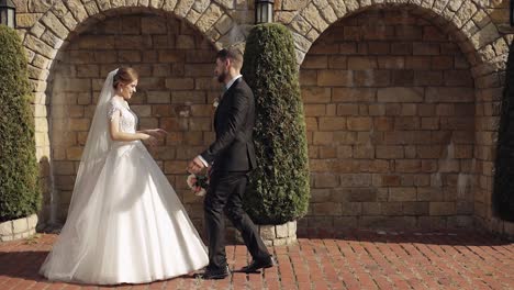 Recién-Casados.-Novio-Caucásico-Con-Novia-En-El-Parque.-Pareja-De-Novios.-Familia-Feliz