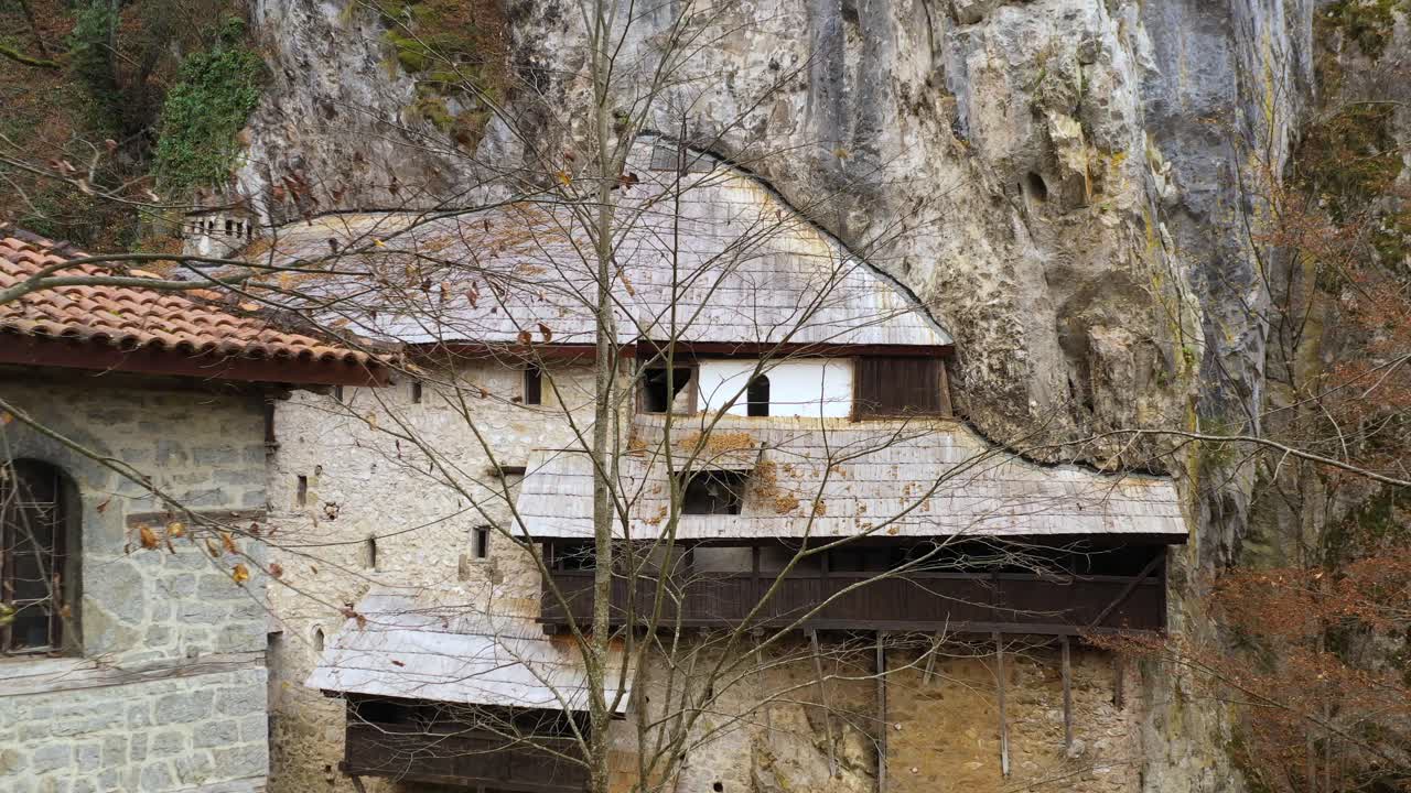 세르비아 산허리 바위에 지어진 오래된 수도원, 역사적인 관광지