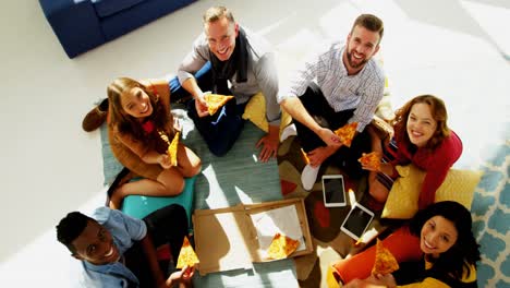 Gruppe-Glücklicher-Führungskräfte,-Die-Im-Büro-Pizza-Essen