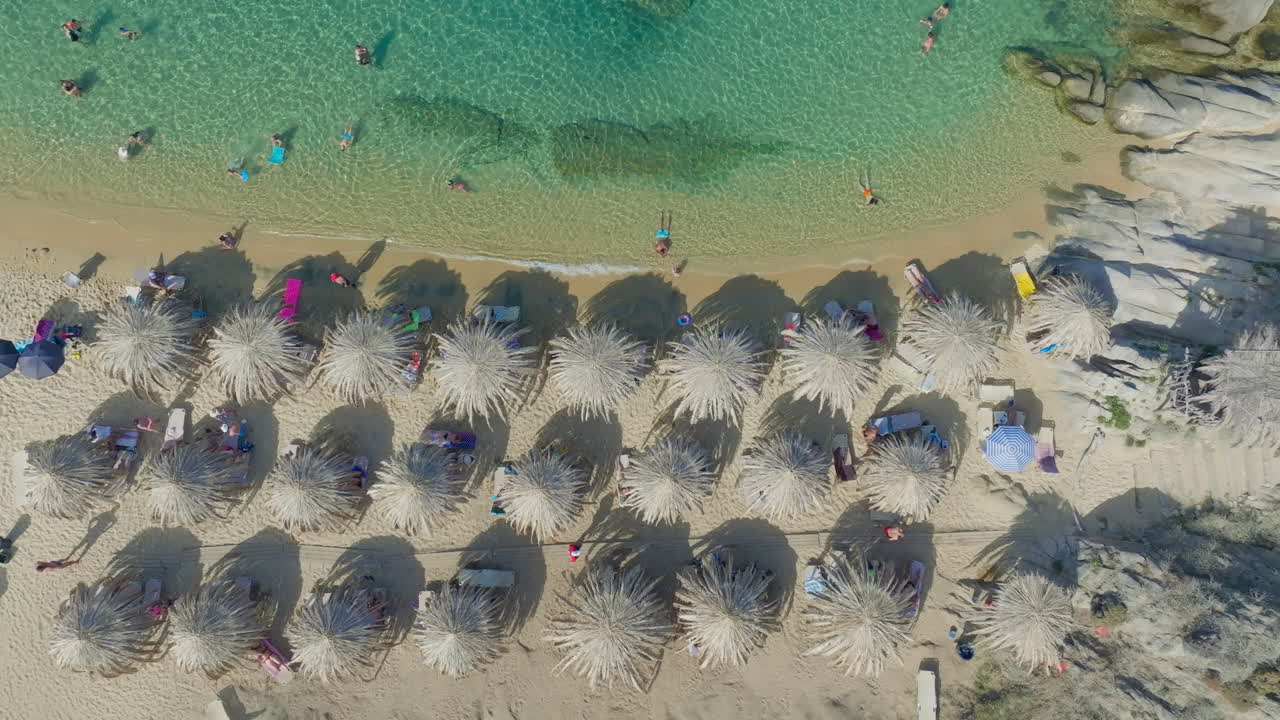 우산 에서 휴식을 취하는 사람 들 과 함께 아름다운 해변 의 공중 풍경