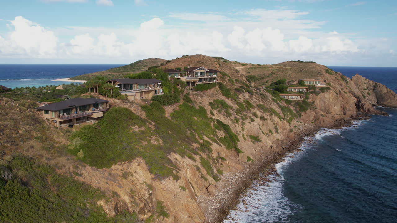 tomada de aviones no tripulados de villas privadas sobre el mar caribe en la costa de las islas vírgenes británicas