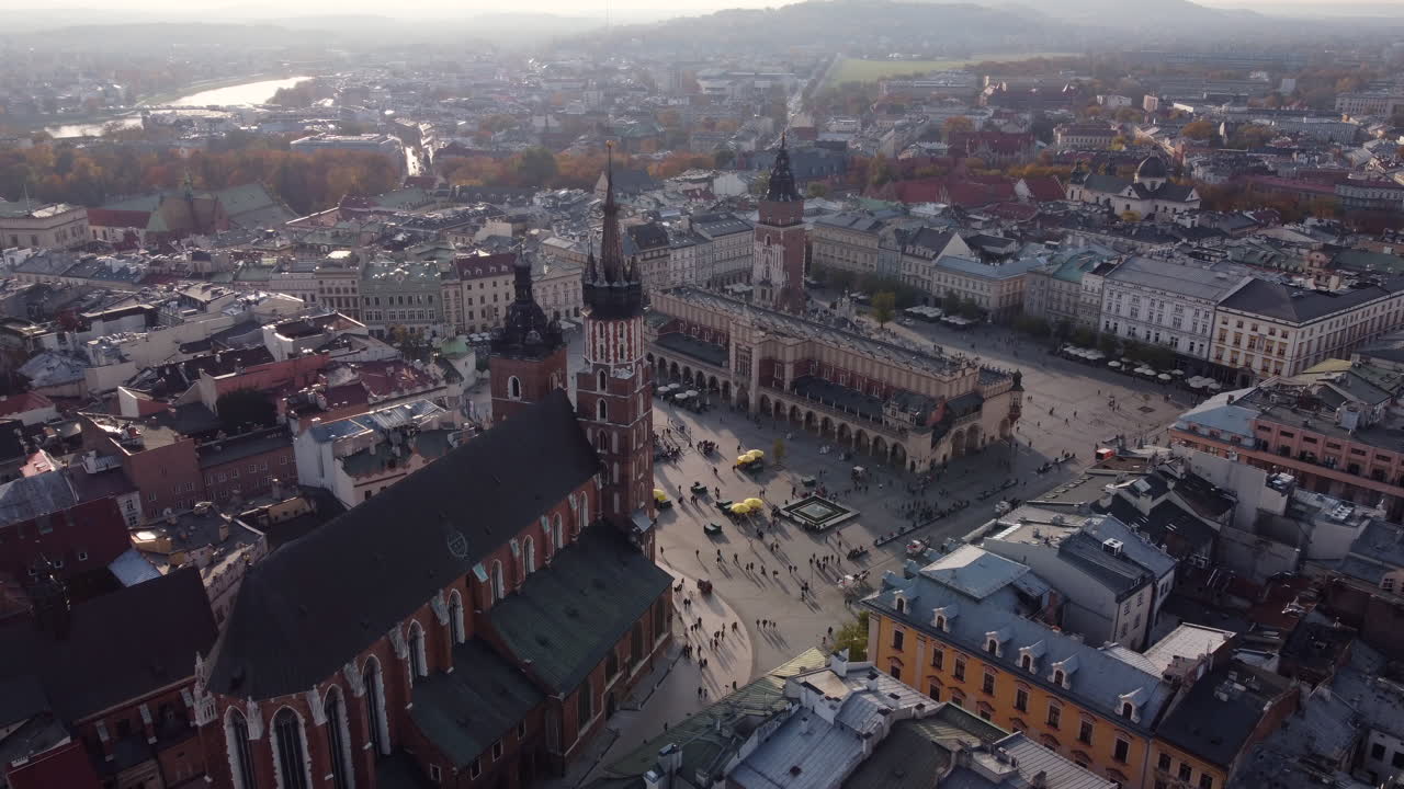 Spektakulært luftbilde ved innflyvning mot Krakows historiske markedsplass, den gylne timen