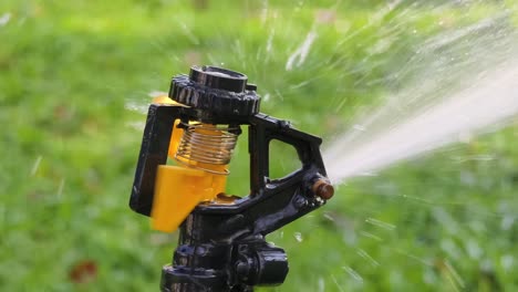 rociador de agua en acción