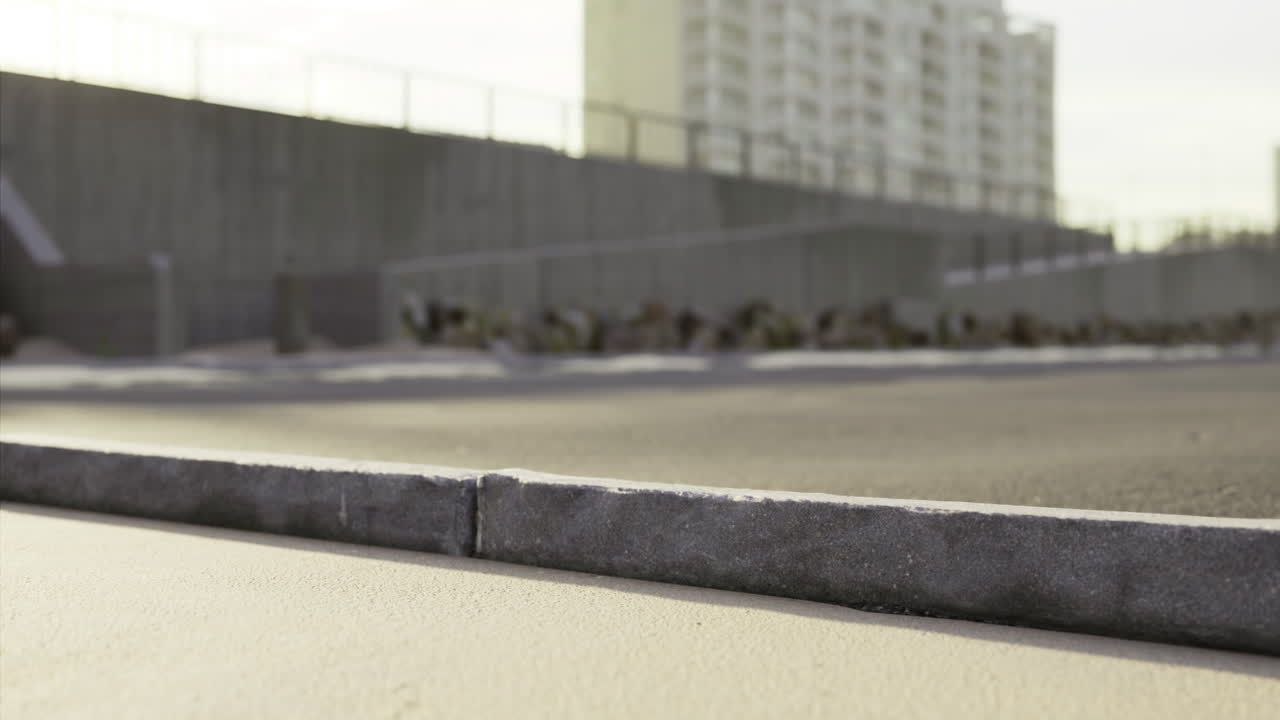 밝은 빛 아래 현대적인 콘크리트 구조물을 특징으로 하는 도시 풍경