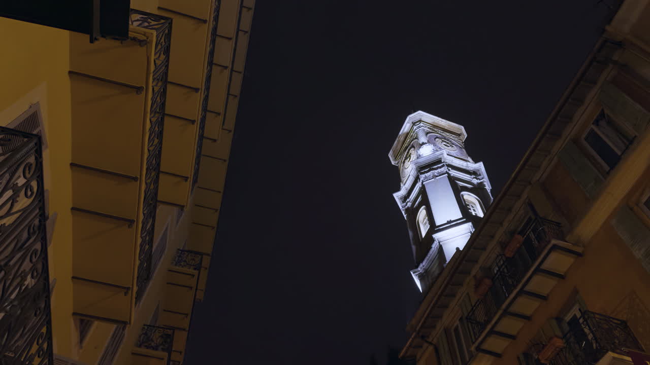 vista nocturna de una torre del reloj en una ciudad europea