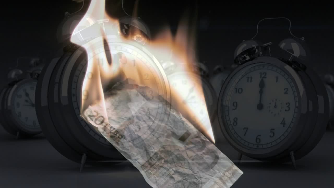 Una banconota da 20 euro brucia su un tavolo scuro, una scintilla accende la fiamma rivelando orologi che indicano urgenza.
