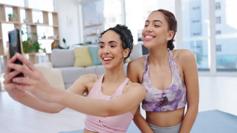 feliz, yoga o las mujeres toman una selfie para una social
