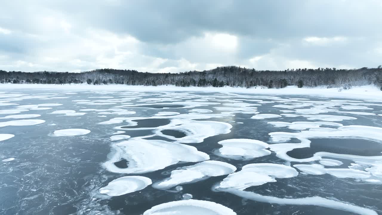 Aufsteigend über die gefrorene Oberfläche, um den nahegelegenen Michigansee zu zeigen