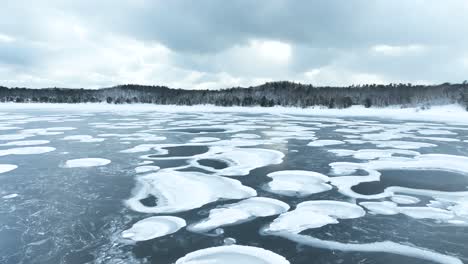 Elevándose-Sobre-La-Superficie-Helada-Para-Mostrar-El-Cercano-Lago-Michigan