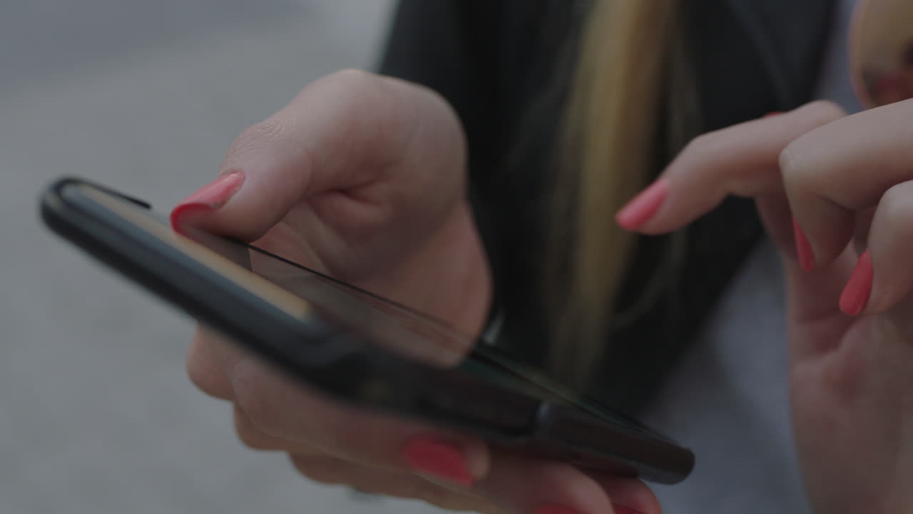 휴대폰 문자 메시지를 사용하는 아름다운 금발 여성의 초상화가 가까이에서 바 ⁇ 가 배경에 가죽 재 ⁇ 을 입고 브라우징