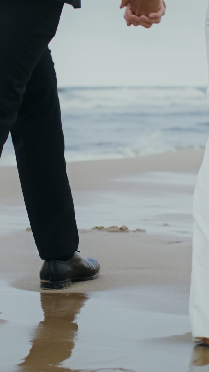 해변 에서 산책 하는 결혼 부부