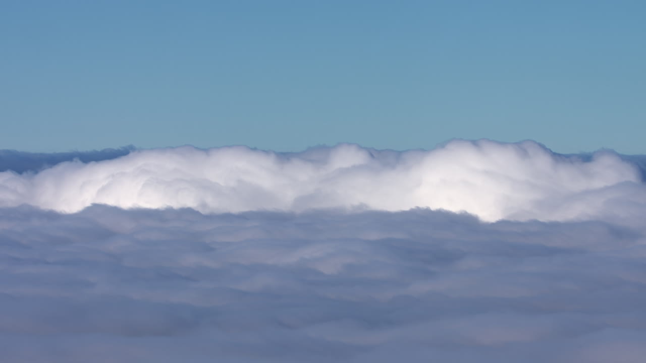 낮은 하 은 구름 위에서 촬영 된 풍경, 구름이 굴러, 밝은 파란 하늘 위를 보여줍니다