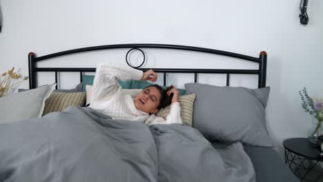 mujer despertando en la cama