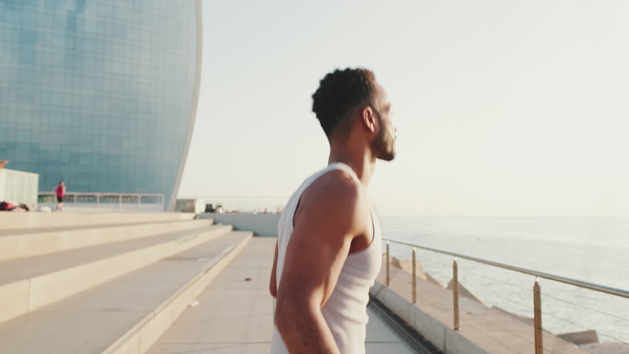 hombre corriendo al aire libre