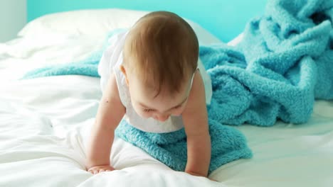 una niña linda jugando en la cama
