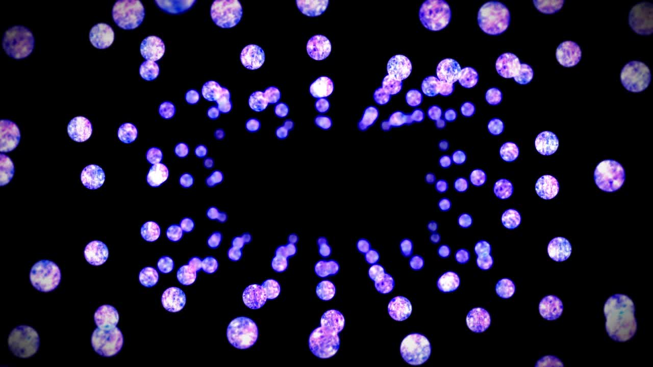 검은 바탕에 많은 은 크리스탈 구를 날아. 투명, 다채로운 유리 빛. 반이는 공 회전의 3d 애니메이션. 루프 애니메이션.