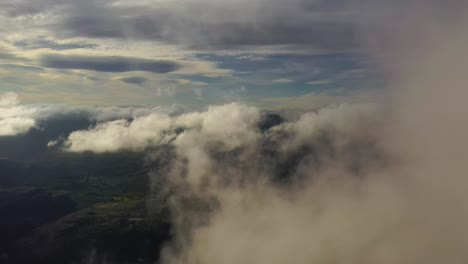 imágenes aéreas de la hermosa naturaleza de noruega sobre las nubes.