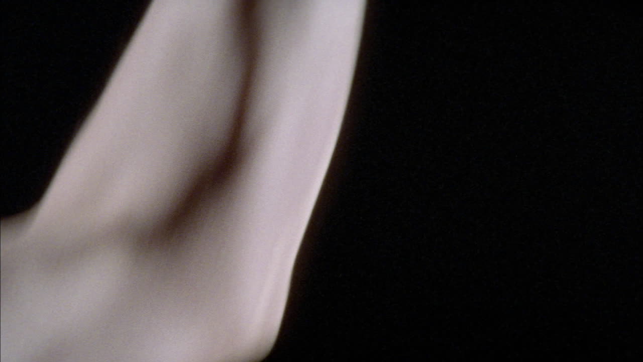 un hombre hace ejercicio levantando pesas por encima de su cabeza