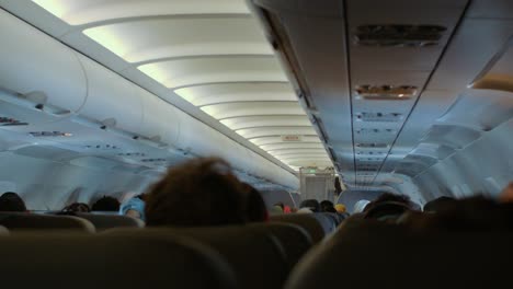pasajeros sentados dentro de la cabina de la aerolínea durante el vuelo - airbus a319