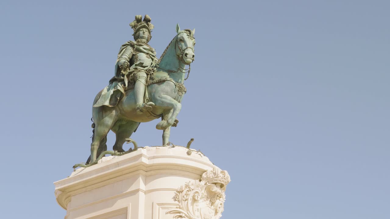 una vista cercana de la estatua del rey josé i el rey en su caballo aplastando serpientes en su camino, portugal, lisboa