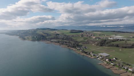 Antena-De-Casas-Y-Pueblos-Junto-Al-Lago