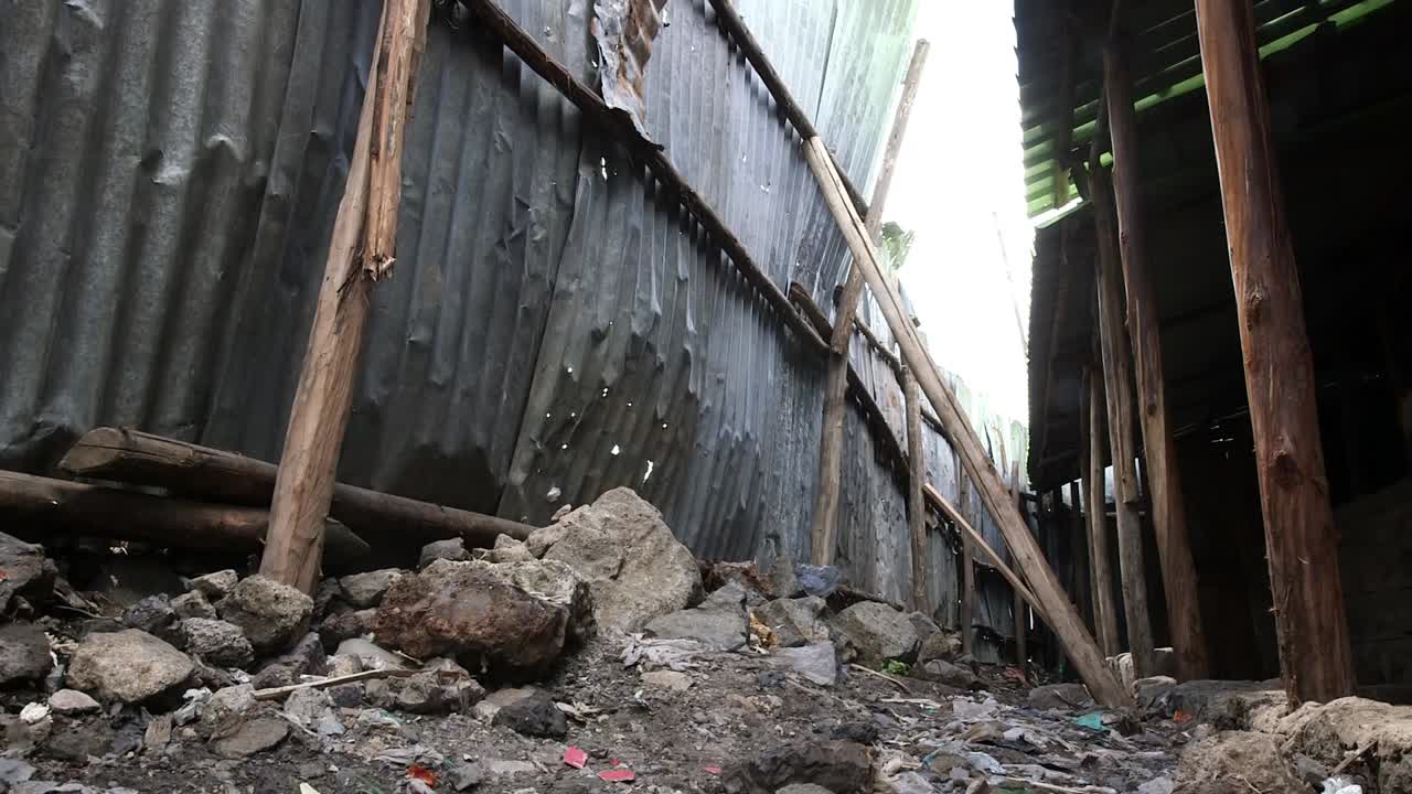 아프리카의 빈민가에서 아연으로 만든 벽