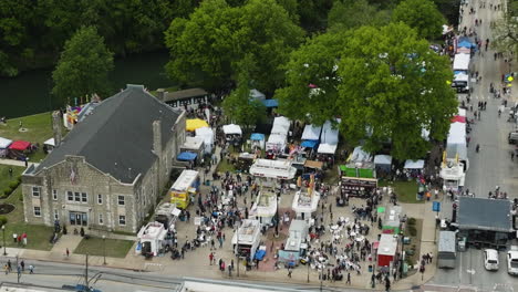 Multitud-De-Personas-En-La-Calle-Durante-El-Festival-Dogwood-En-Siloam-Springs,-Arkansas---Toma-Aérea