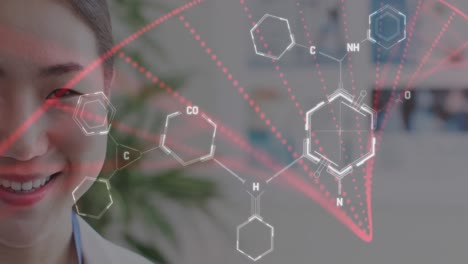 Animación-De-La-Estructura-Celular-Y-Procesamiento-De-Datos-Sobre-La-Mitad-Del-Retrato-De-Una-Doctora-Asiática-Sonriendo