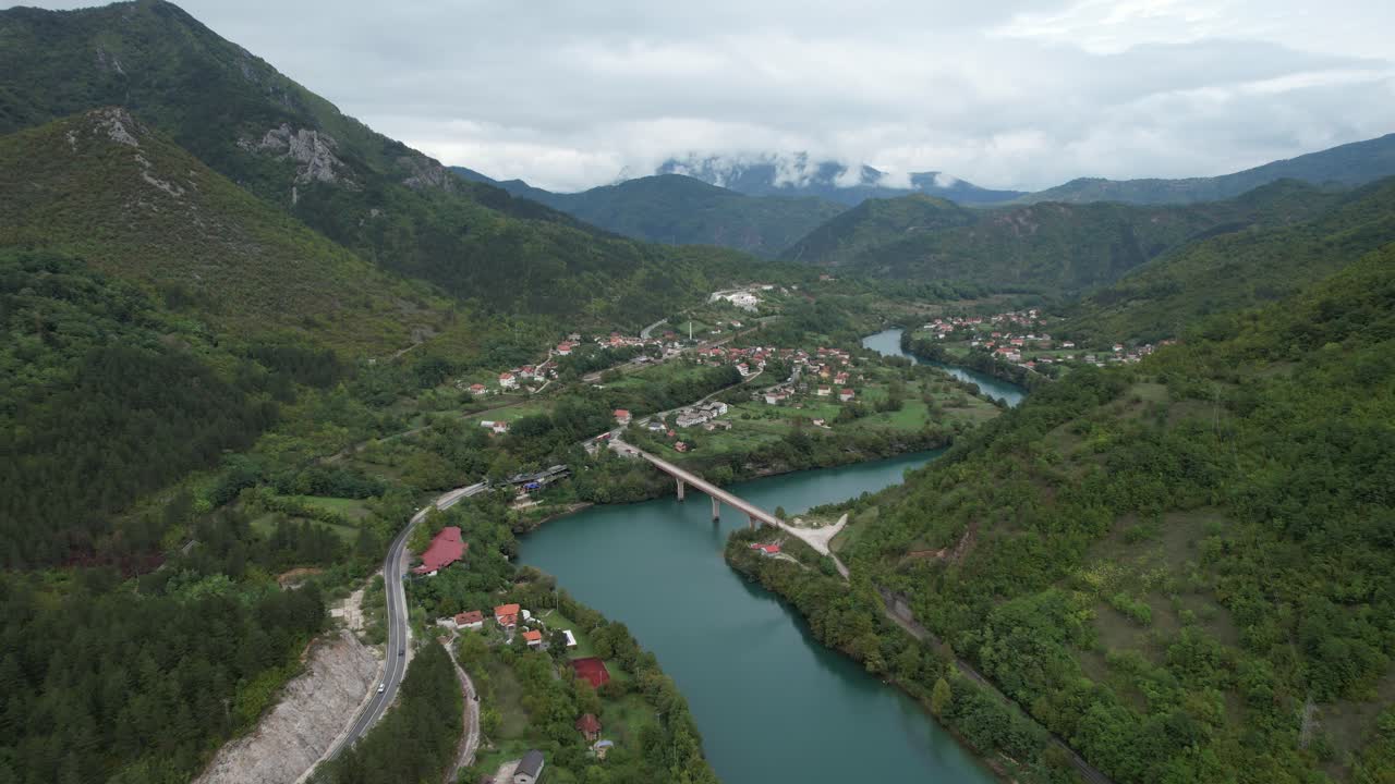 la orilla del río en jablanica bosnia