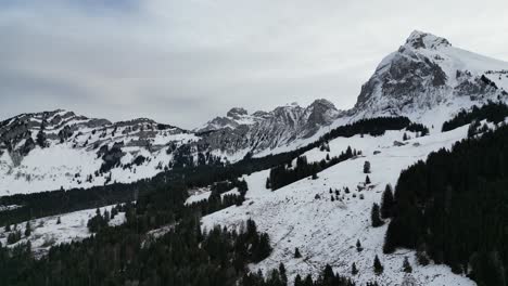 Fronalpstock-Glarus-Switzerland-rising-pull-back-view-of-the-Alps-on-cloudy-day