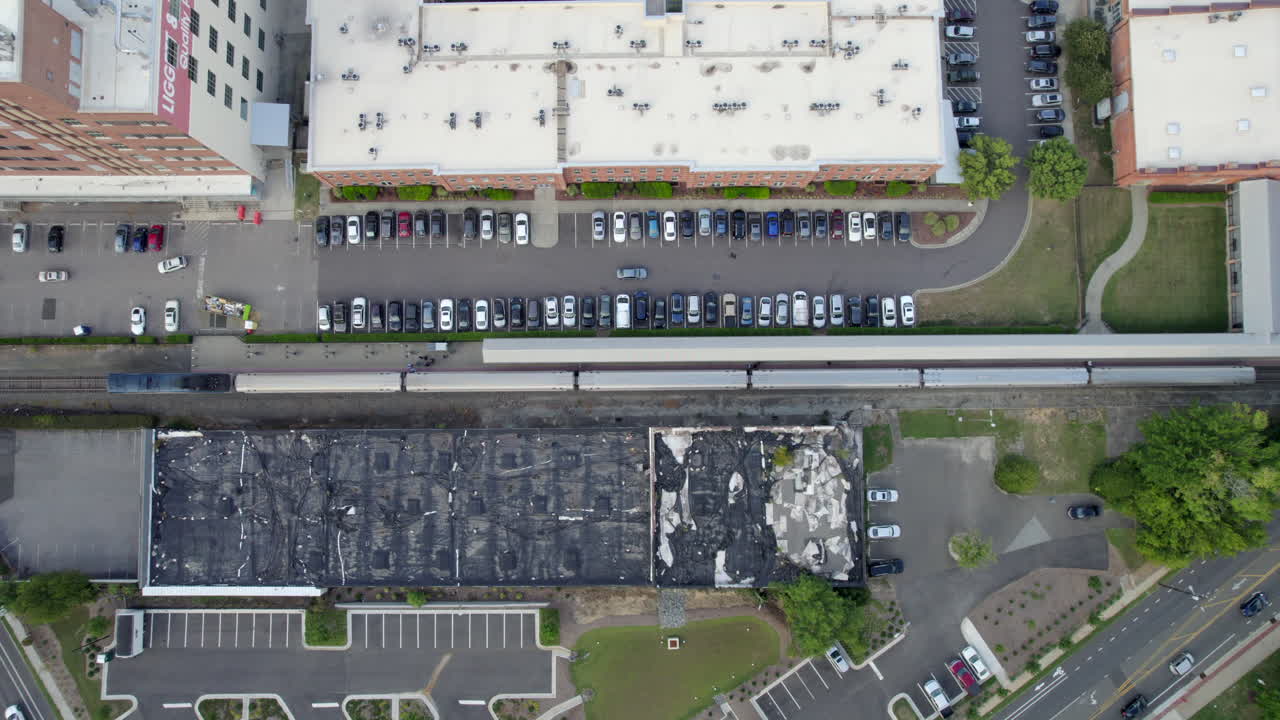aeria drone sobre estación de tren, depósito de tren, descendiendo