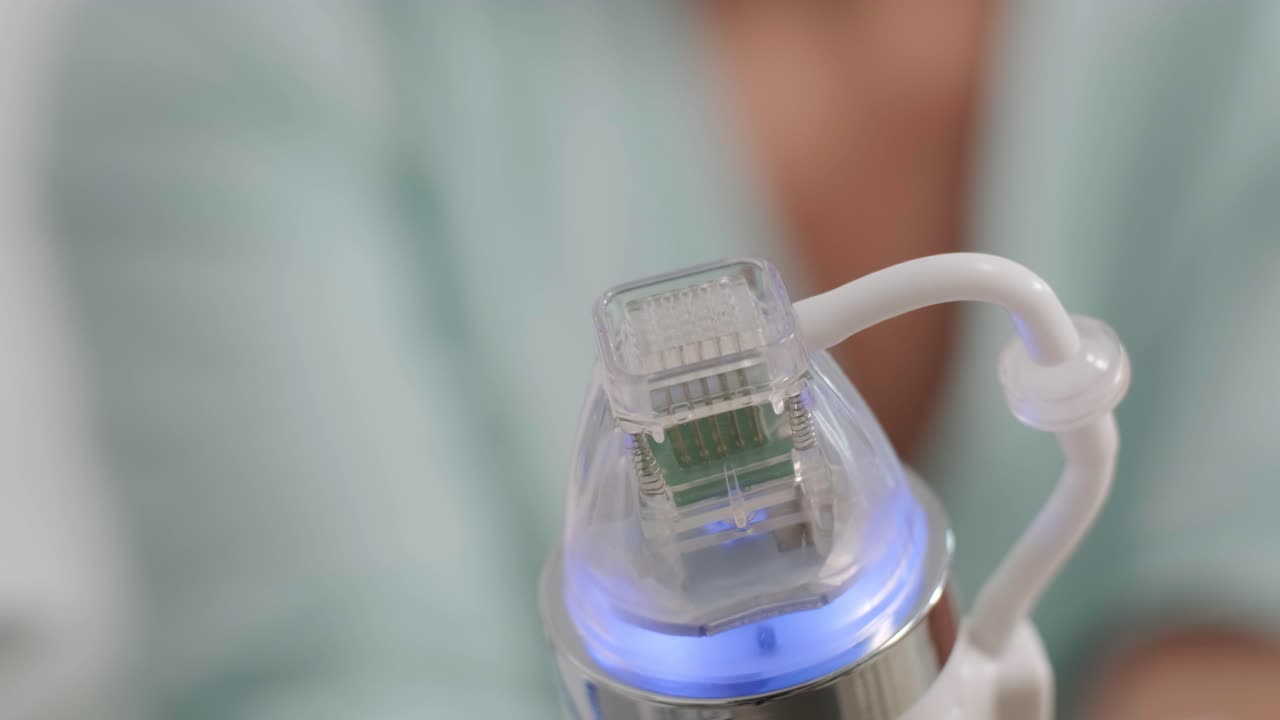 procedimiento hidrofacial en la clínica de cosmetología moderna. extracción, exfoliación