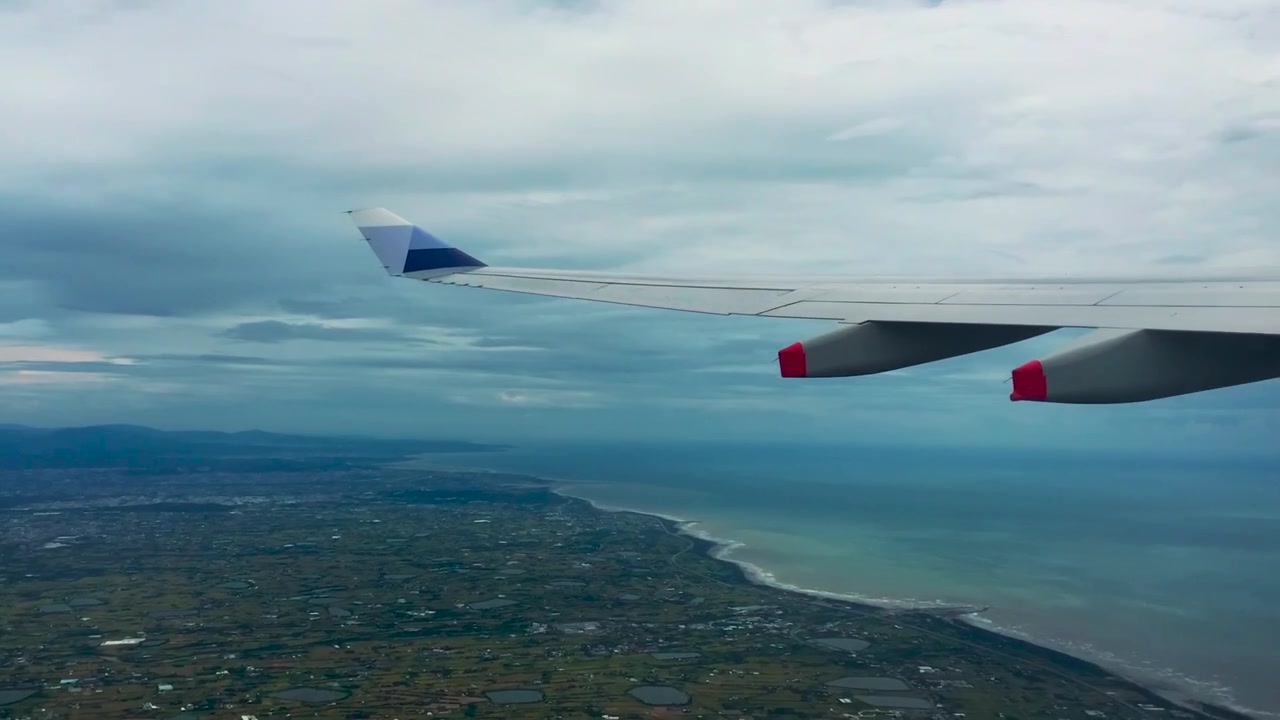 Vue magnifique et évocatrice en qualité HD d'une aile d'avion décollant de l'aéroport de Taoyuan, Taïwan