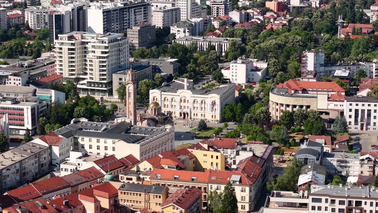 Banja Luka, Bósnia e Herzegovina, Imagem de Drone de Edifícios do Centro em um Dia Quente e Ensolarado