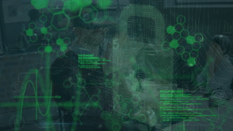 animación del procesamiento de datos en diversas personas de negocios que utilizan auriculares vr