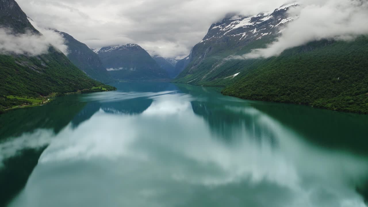 el lago lovatnet es una naturaleza hermosa de noruega.