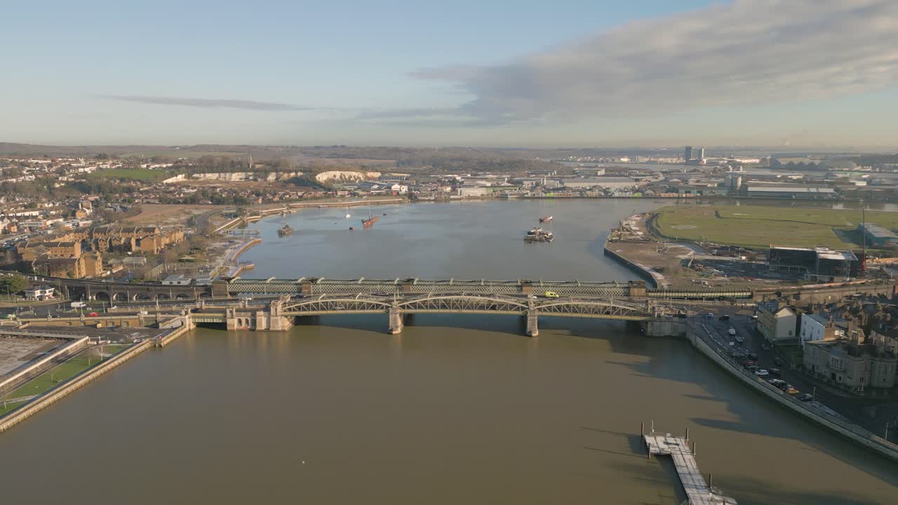 메드웨이 강 위의 로체스터 다리의 무인 항공기 보기