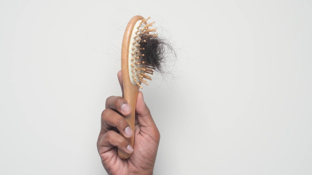 헤어 브러쉬에 머리카락이 빠지는 것